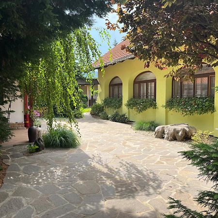Penzion Primase Dolni Vestonice Exteriör bild