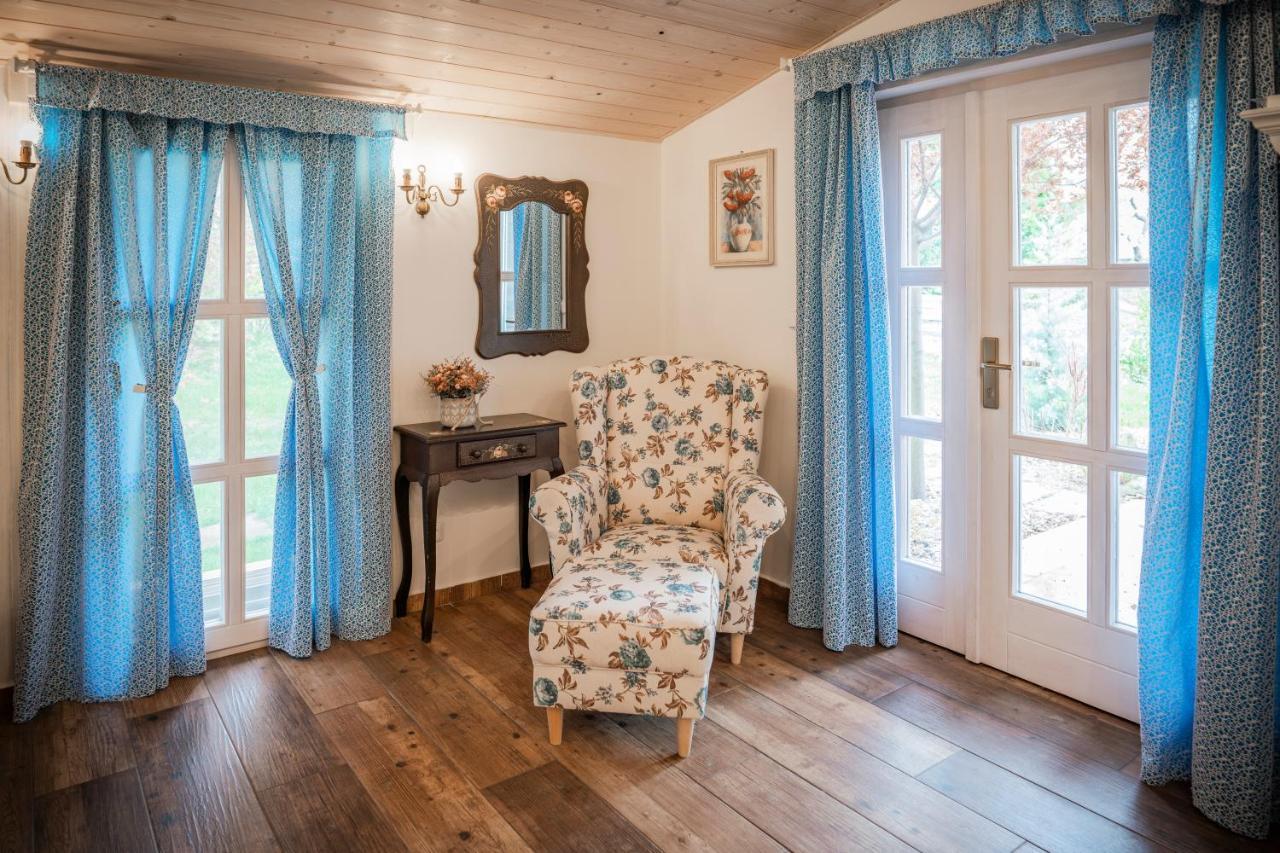 Penzion Primase Dolni Vestonice Exteriör bild