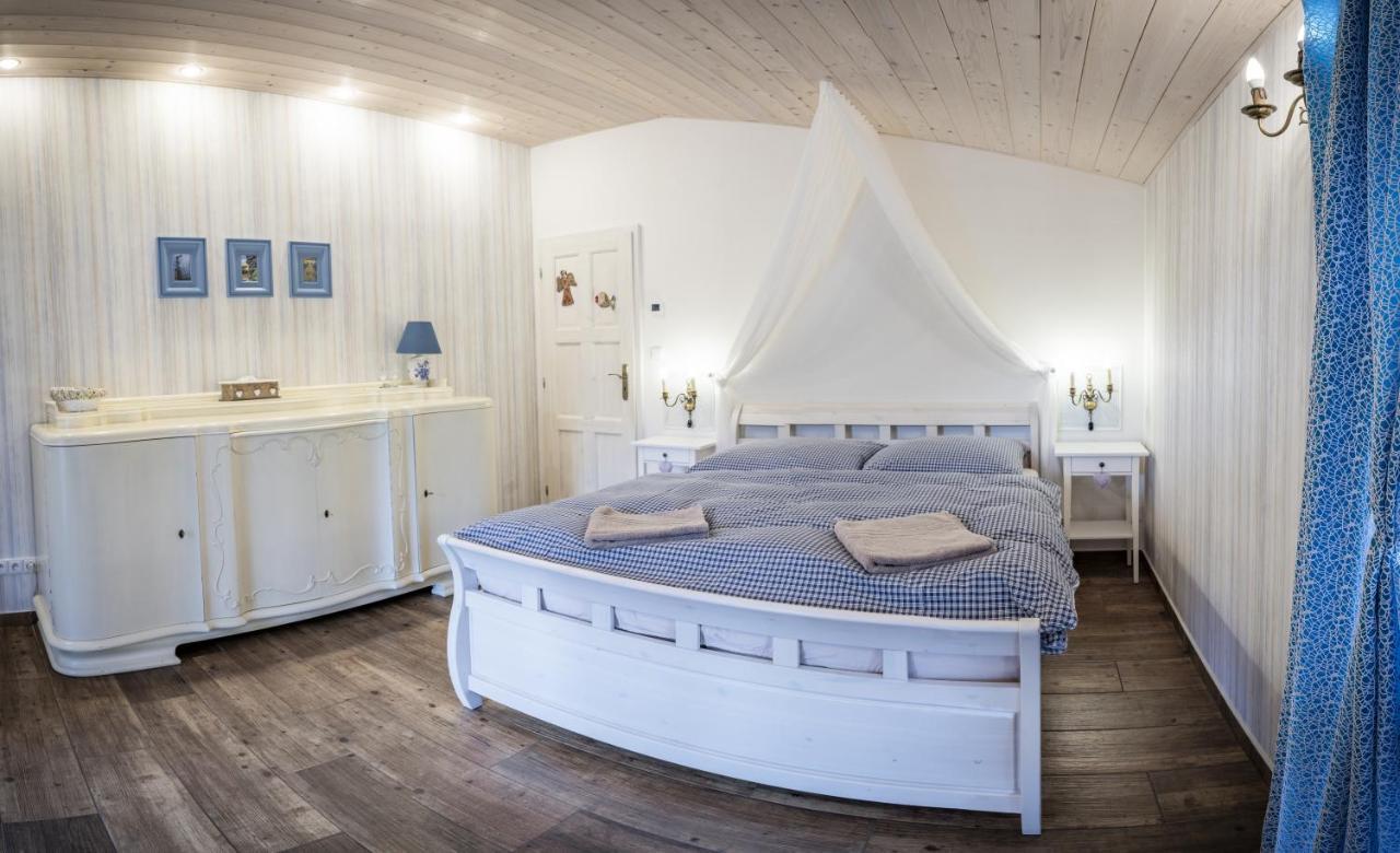 Penzion Primase Dolni Vestonice Exteriör bild