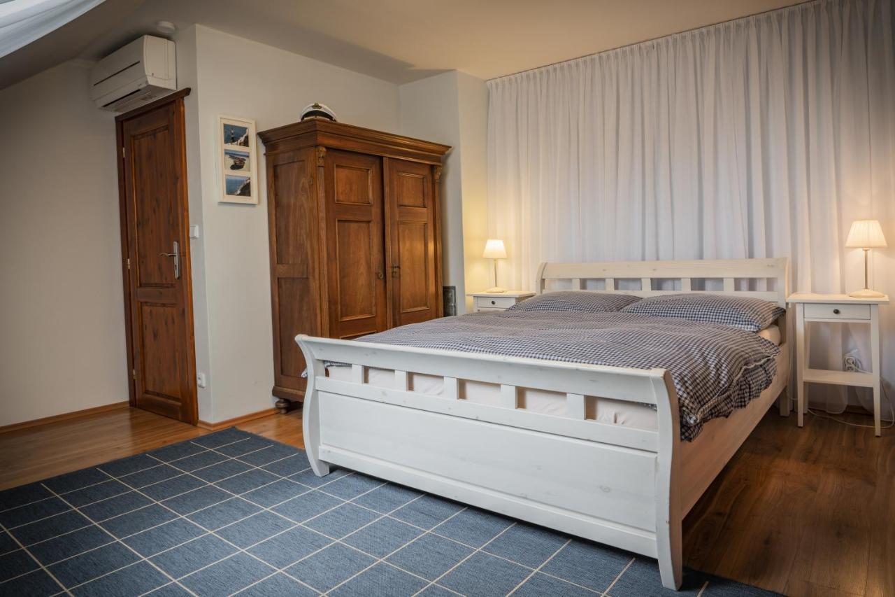 Penzion Primase Dolni Vestonice Exteriör bild