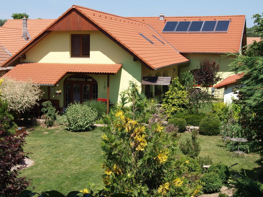 Penzion Primase Dolni Vestonice Exteriör bild