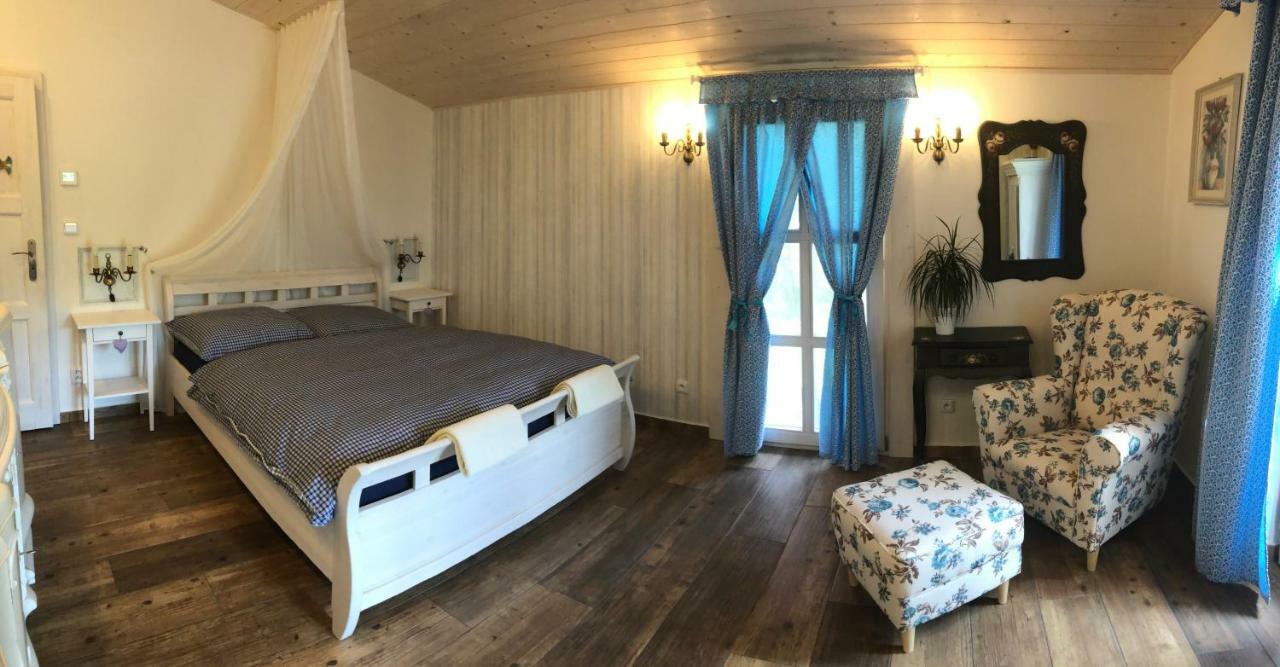 Penzion Primase Dolni Vestonice Exteriör bild